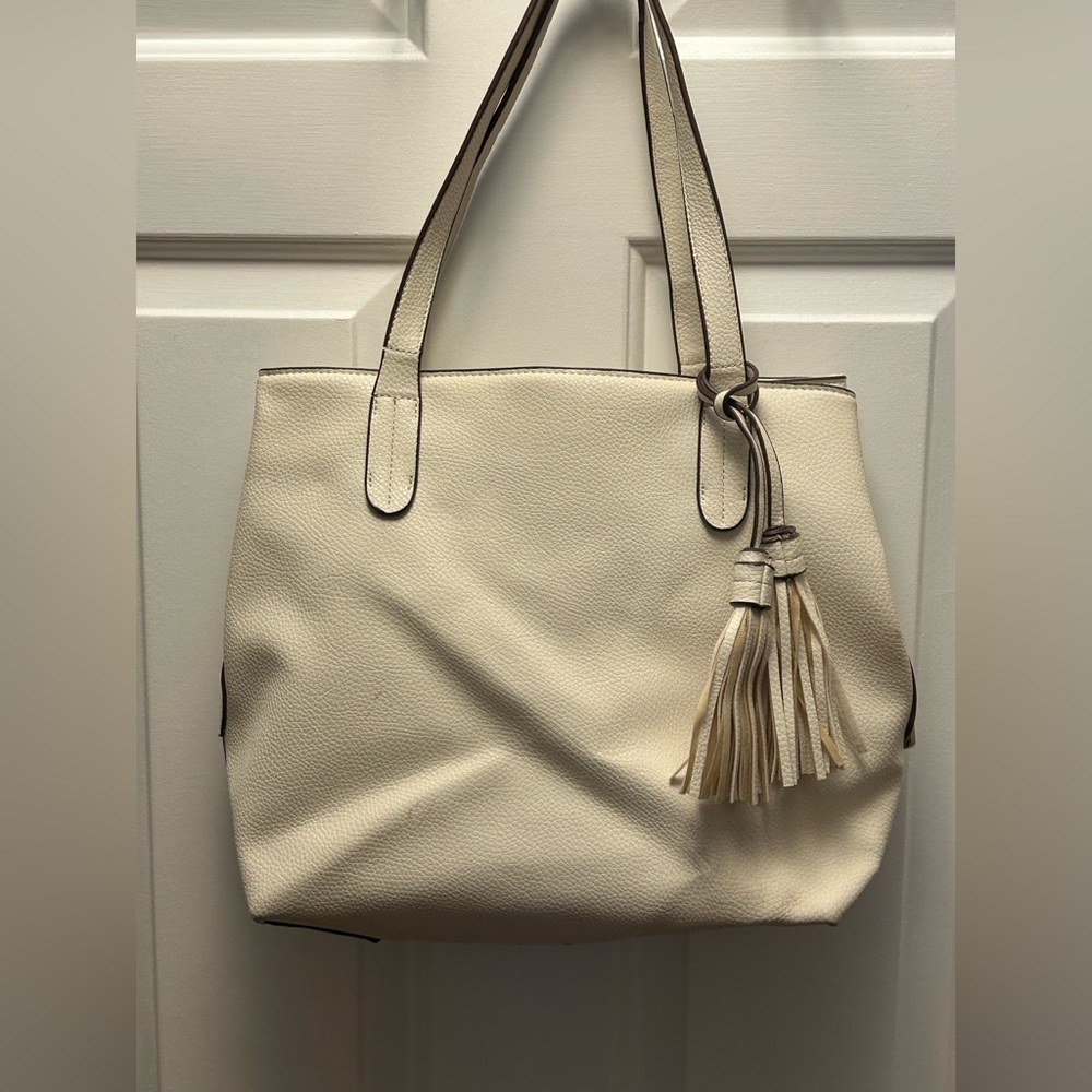 Handbag cream with black accents